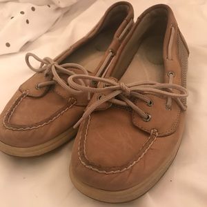 Tan women’s sperry boat shoe